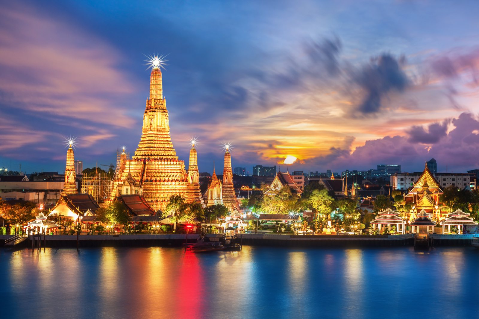 Wat Arun temple in Bangkok at dusk